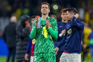 退休返聘立大功！什琴斯尼今天35岁生日，巴萨队友列队拍打庆生